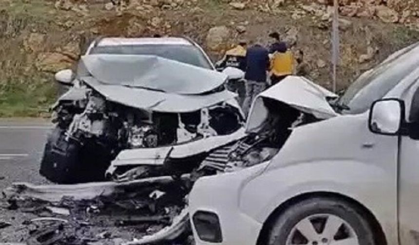 Diyarbakır’da 2 araç kafa kafaya çarpıştı: Yaralılar var!