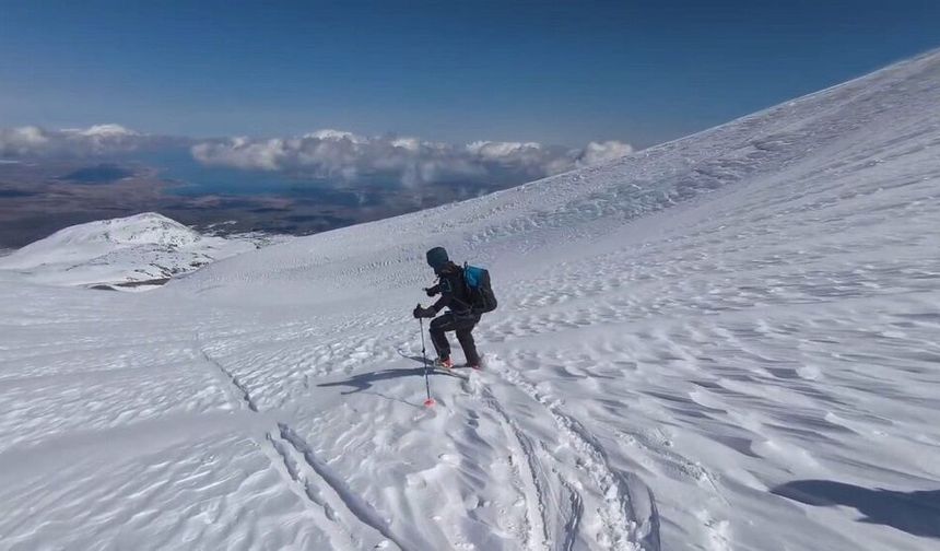 3 bin 500 metreden aşağı süzüldüler: Süphan’da adrenalin dolu iniş!