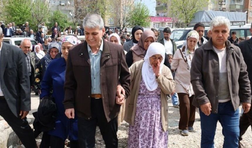 34 yıl sonra tahliye edildi: Diyarbakır’da karanfillerle karşılandı