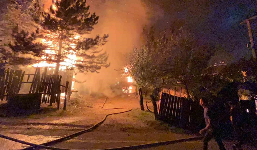 Diyarbakır’da 1 kişi ölmüştü: Husumet büyüdü, 2 ev yakıldı!