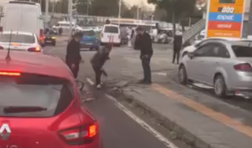 Diyarbakır’da çukurlu yola vatandaştan “yama” mesaisi!