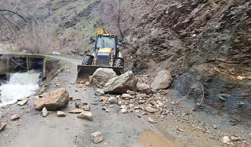 Diyarbakır'da heyelan oldu: Dev kayalar yola düştü!