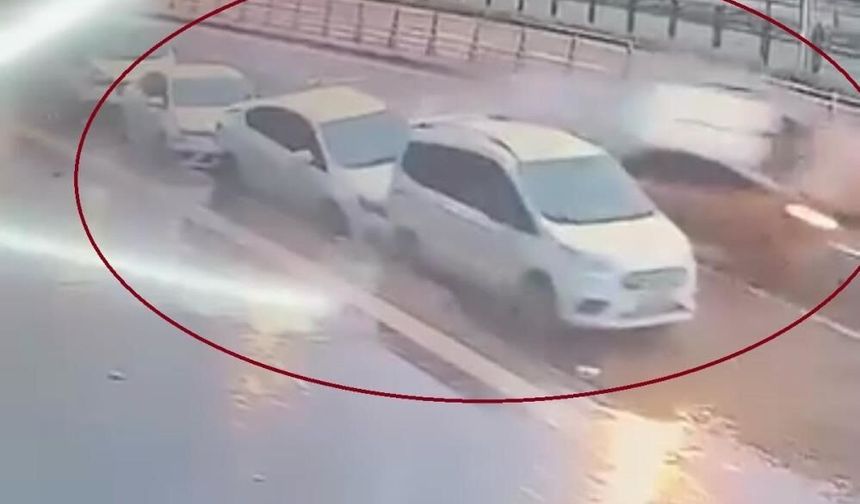 Diyarbakır'da ticari taksi 3 otomobile çarpıp takla attı: Kaza anı kamerada!