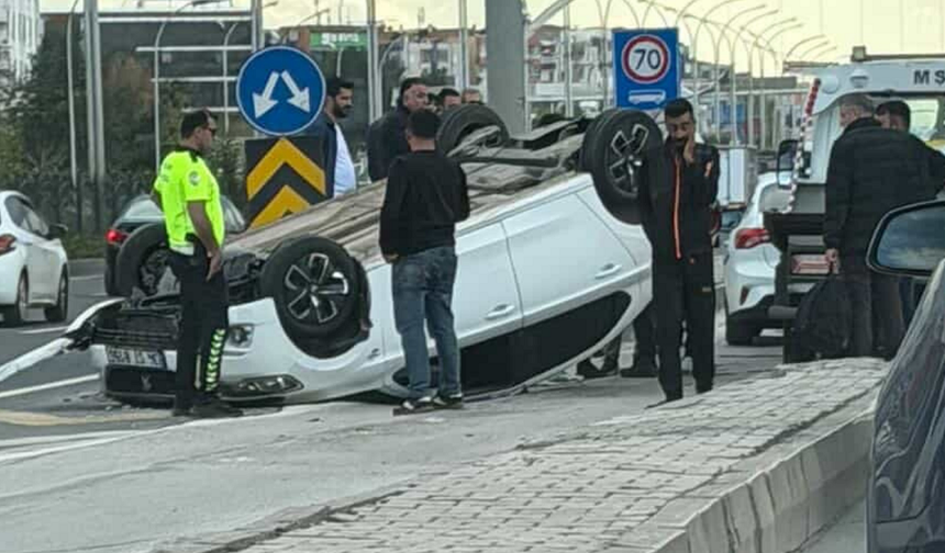Diyarbakır’da yürekleri ağza getiren kaza: Araç ters döndü!