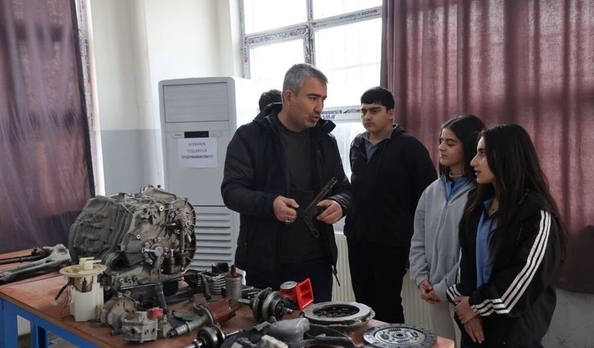 Diyarbakır’ın kadın oto tamircileri yetişiyor