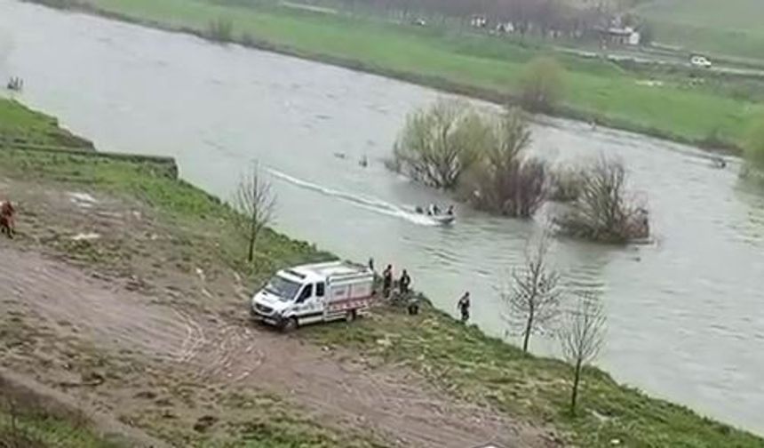 Korkulan oldu: Bir kişi Dicle Nehri’nde mahsur kaldı