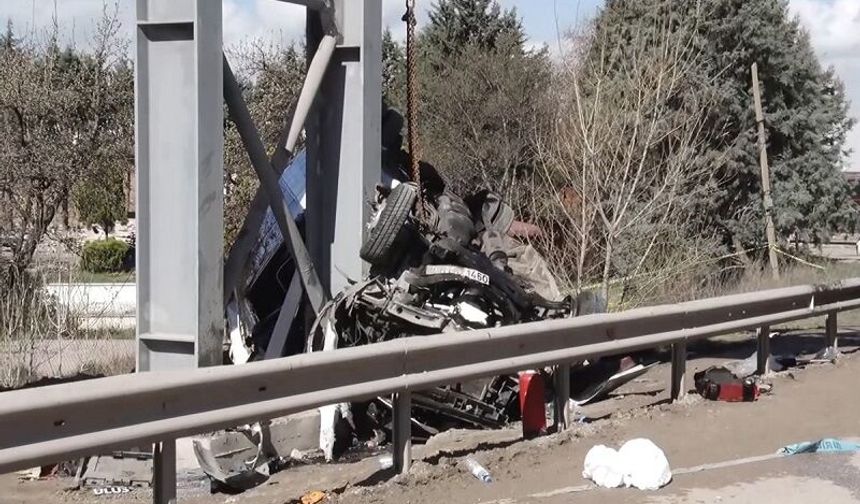 Otobüs üst geçide çarptı: Çok sayıda ölü ve yaralı var