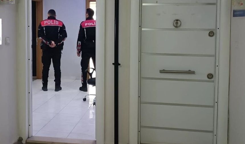 Plazada silahlı kavga: 1 ölü; baba-oğul yakalandı