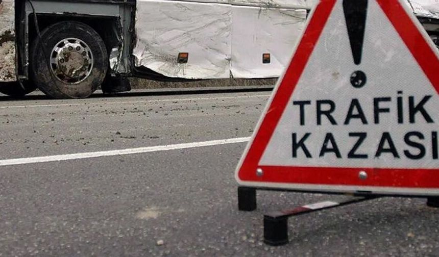 Diyarbakır'da yoldan çıkan araç takla attı: Yaralı var