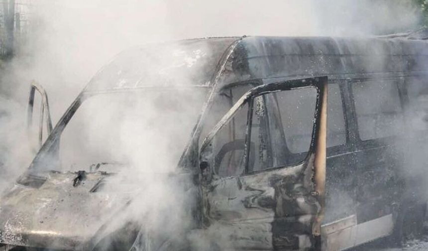 Diyarbakır'da bir minibüs küle döndü!
