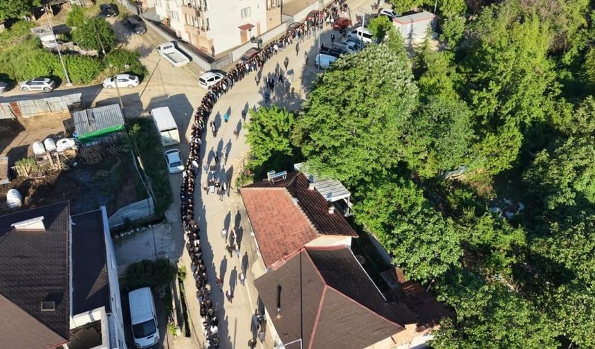 Bayramlaşmada 1 kilometrelik kuyruk oluştu: İşte adresi