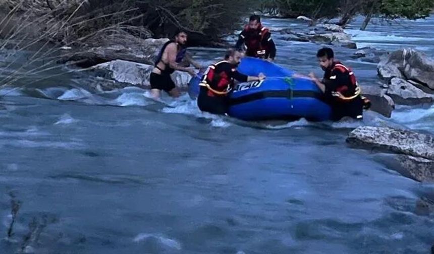Dicle Nehri'nde korku dolu anlar: Mahsur kalan genç kurtarıldı