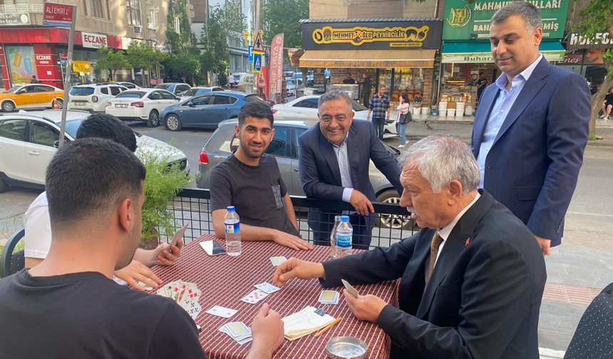 Diyarbakır'a sürpriz misafir: Gençlerle oyun oynadı!