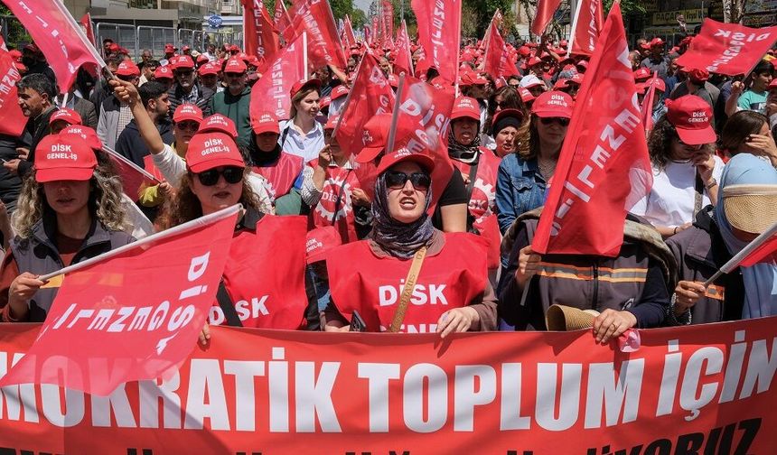 Diyarbakır’da 1 Mayıs mitingi: Yüzler İstasyon Meydanına akın etti