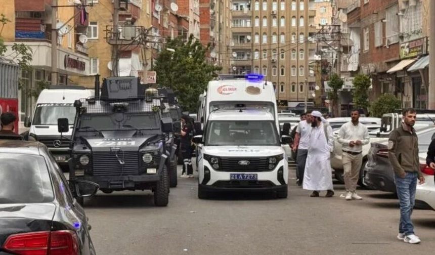Diyarbakır’da husumetli gruplar arasında kavga: Yaralılar var!