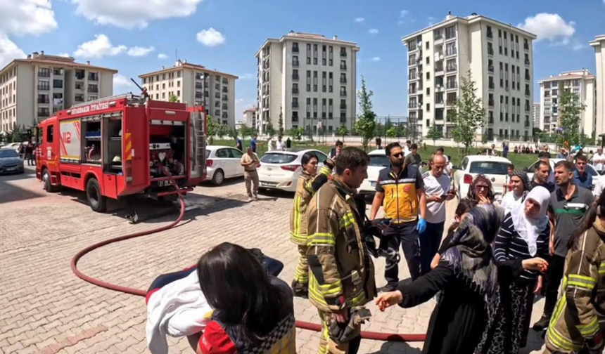 Diyarbakır’da kahramanlık anları kamerada: Yangının ortasından çıkardılar!