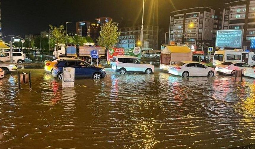 Diyarbakır'da sağanak yolları göle çevirdi