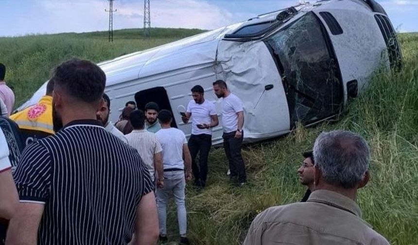 Diyarbakır’da yolcu minibüsü takla attı: Çok sayıda yaralı var!