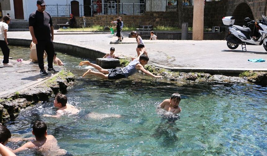 Diyarbakır’ın değişmeyen yaz manzarası: Klima yoksa Anzele var!