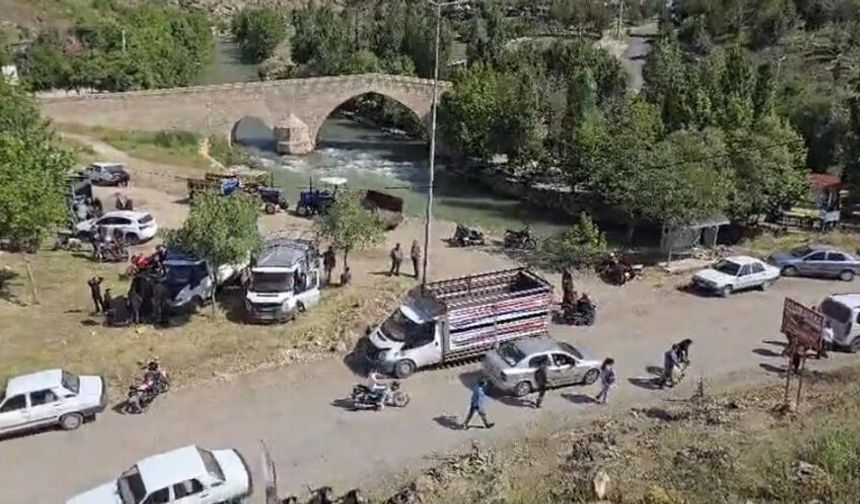 Diyarbakır’da tepki çeken görüntü: Hayvan Pazarı tarihi köprüde kuruldu!