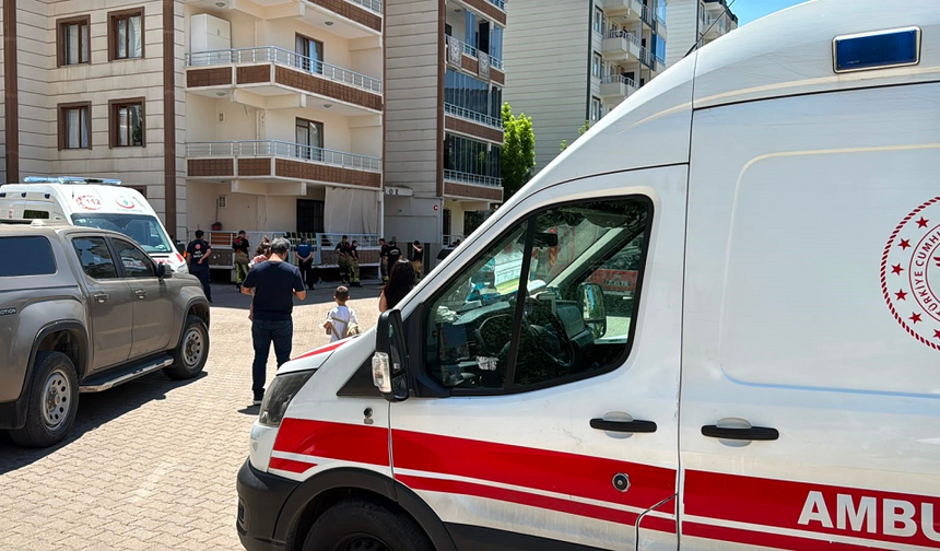 Diyarbakır'da 10 katlı binada korku dolu anlar: Herkes balkona koştu!