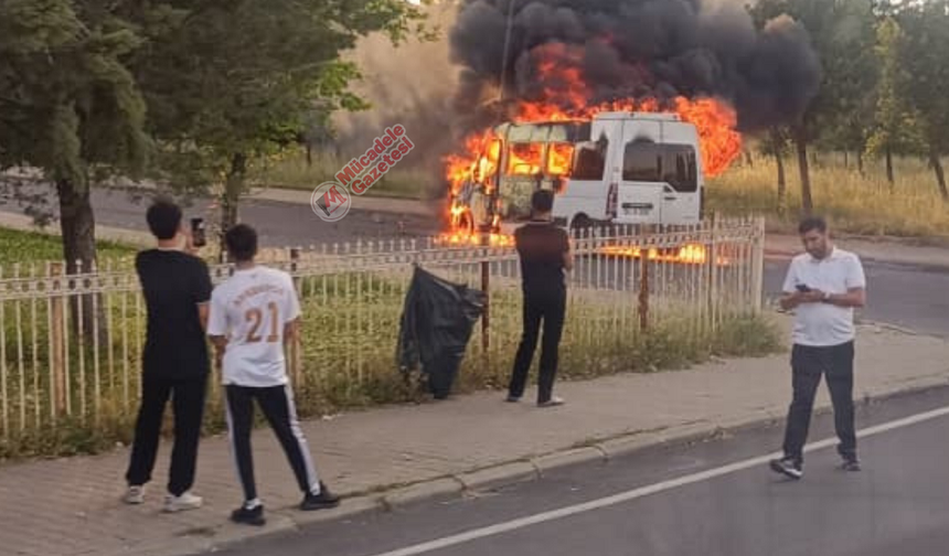 Diyarbakır’da bir minibüs yandı: Sebebi belli oldu!