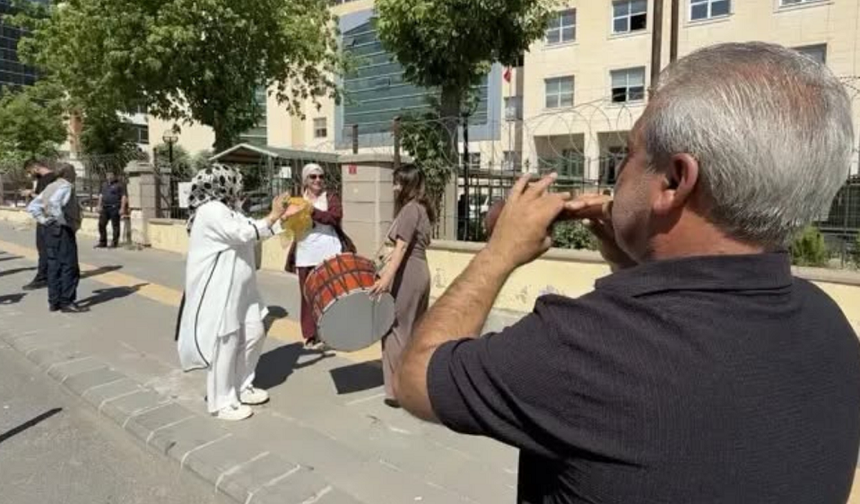 Diyarbakır’da sıradışı boşanma: Davul zurnalı kutlamaya bağlamalı yanıt!