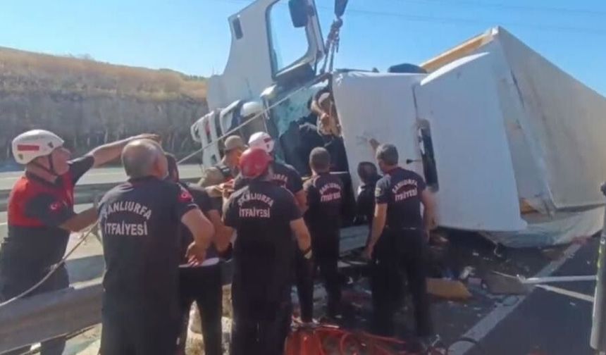Diyarbakır’da TIR devrildi: Sürücü ağır yaralandı!