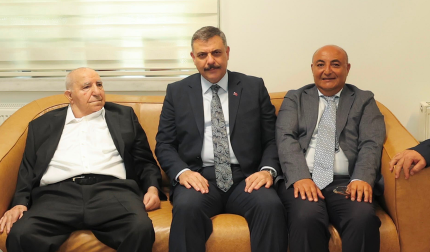 Bakan Çiftçi, Diyarbakırlı hayırsever iş insanının elini öpmeye gitti!