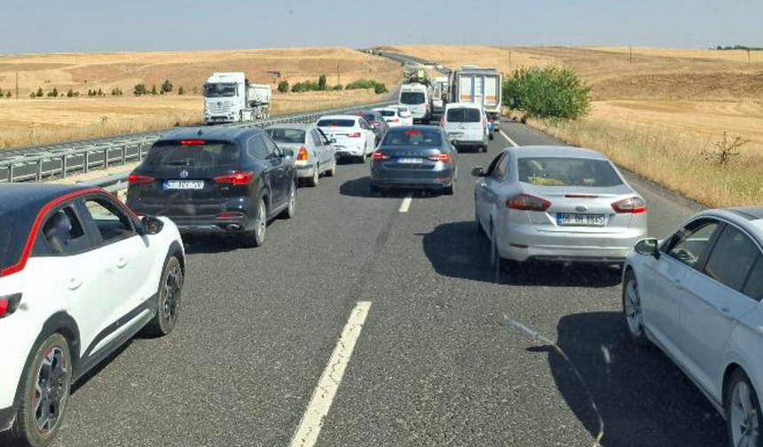 Diyarbakır Mardin yolunda TIR devrildi: Kuyruk oluştu!
