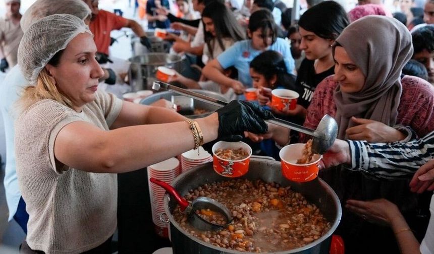 Diyarbakır’da 10 bin kişiye aşure dağıtıldı