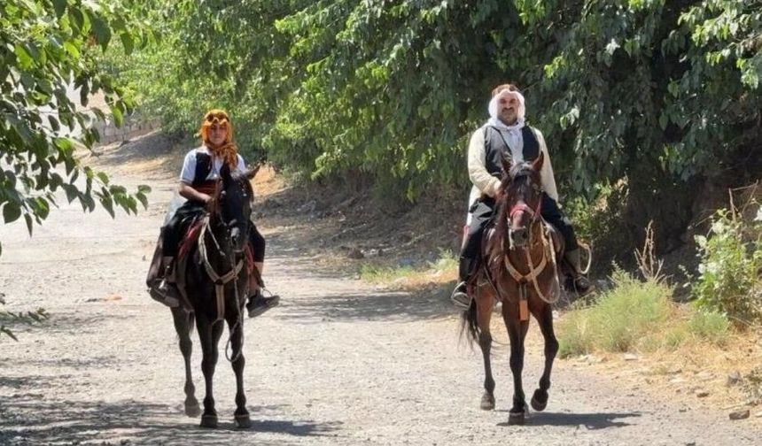 Diyarbakır’da at sırtında serinlik: Kefiye ve egaliyle buz taşıyor