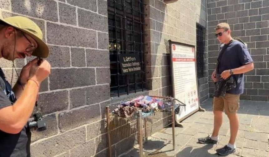 Fransız turist Diyarbakır’daki camiye böyle girdi, takdir aldı!