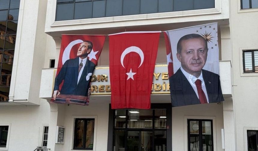 DEM Partili belediyeye Erdoğan'ın posteri asıldı