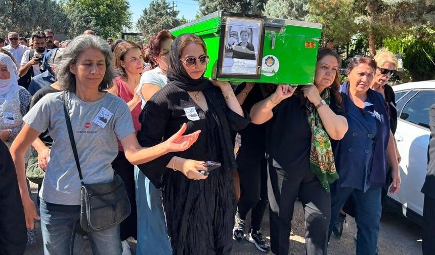 Nevin İl'e Diyarbakır'da kadınların omzunda veda