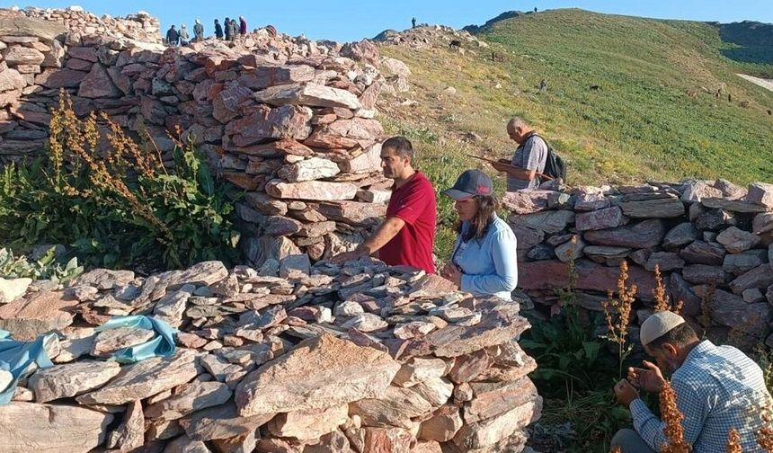 Diyarbakır’ın en yüksek dağındaki türbe görüntülendi!