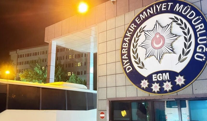 Diyarbakır’da kavga ihbarıyla gidildi: Araçtan cephanelik çıktı!