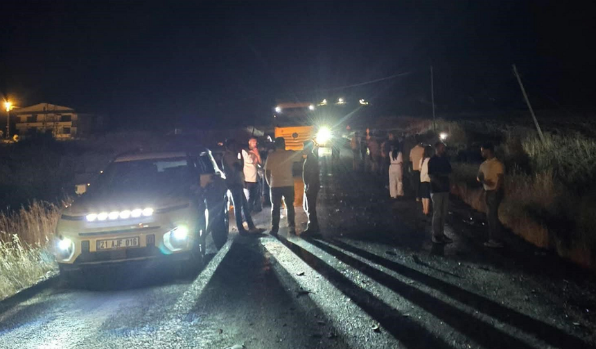 Diyarbakır’da hatalı sollama yapan araç TIR’la çarpıştı: Ölü ve yaralı var!