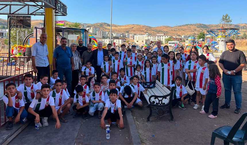 Belediye Başkanı Kur’an kursu öğrencilerine Amedspor forması hediye etti!