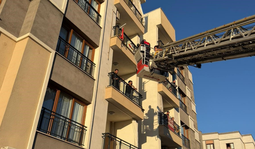 Diyarbakır’da 5 katlı binada film sahnelerini aratmayan kurtarma operasyonu!