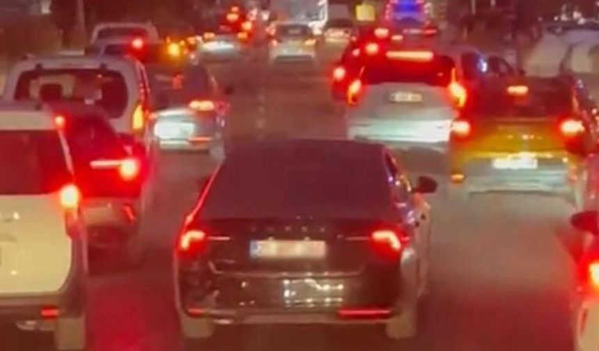 Diyarbakır’da itfaiyeye yol vermeyen sürücü kamerada