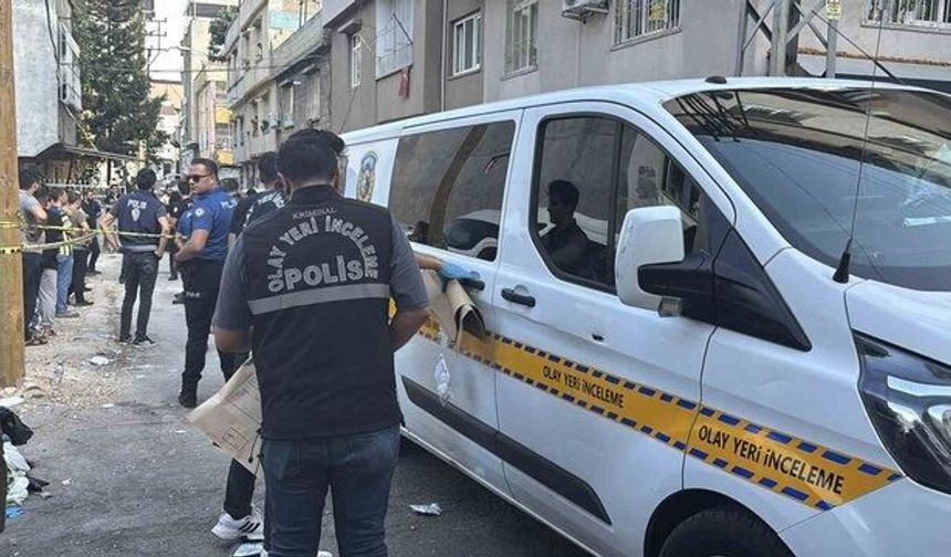 Önce eşini öldürdü sonra sokakta ateş açtı: Yaralılar var!