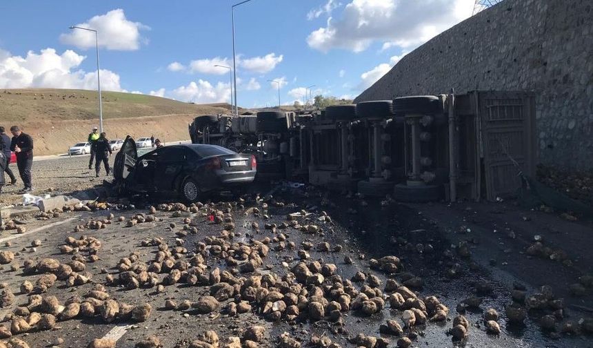 Ağrı'da TIR ve otomobil çarpıştı: Çok sayıda ölü var!