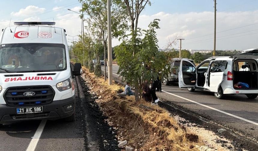 Diyarbakır- Silvan yolunda iki araç çarpıştı: Yaralılar var