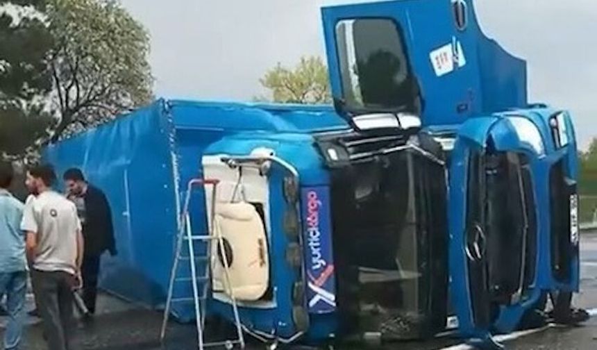 Diyarbakır karayolunda kargo TIR’ı devrildi!