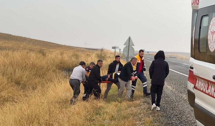 Diyarbakır’da lastiği patlayan pikap şarampole uçtu: Yaralı var