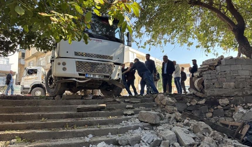 Diyarbakır’da kamyon mahalleye girdi, faciadan dönüldü!