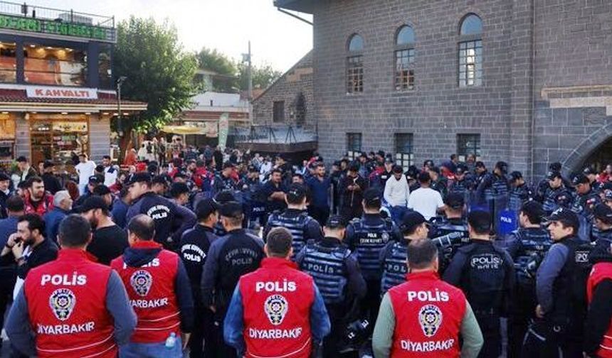 Diyarbakır’daki eylem Ulu Cami’de devam etti: Onlarca kişi toplandı!
