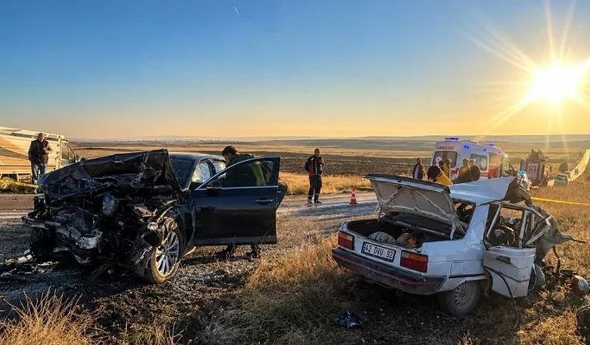 Otomobiller kafa kafaya çarpıştı: Çok sayıda ölü var!
