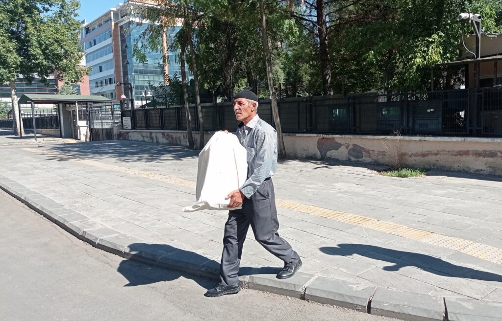 Torbadaki oğlunun kemiklerini adliyeden aldı!